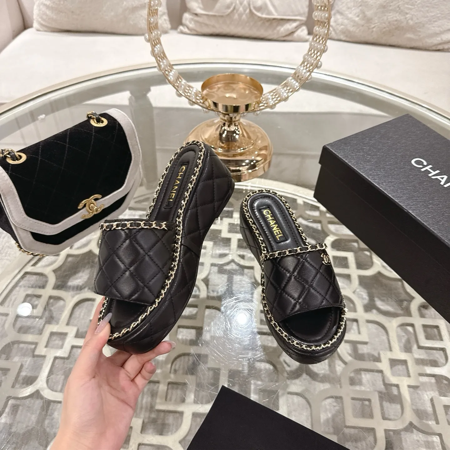 👟👟Ex-factory price 600👟👟 𝐂𝐇𝐀𝐍𝐄𝐋 | Xiaoxiang 25𝐬𝐬 🦋2025 Spring and Summer New Products Counter Classic Xiaoxiang Double C Diamond Chain Slippers Series New〰 🍬 The absolute best in the BS fashion circle. Matching will perform meticulously Minimalist, classic elements that will never fade away 💋 Show unique dressing style, too beautiful to say anything. A must-have for summer... Upper: Original high-customized lambskin Lining: Imported mixed sheepskin lining Outsole: Original molded non-slip outsole Shoe size: 35-39 (34.40.41.42 customization is not returnable)